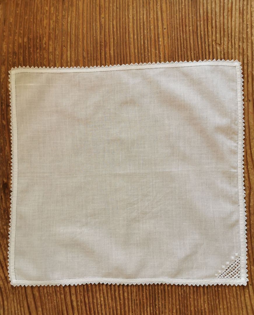 アンティーク 緻密なシュバルム白糸刺繍 繊細なトライアングルフリル ハンカチ β