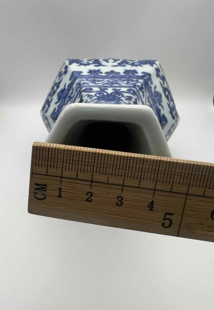 清乾隆時代　【大清乾隆年製】在銘　青花 染付花卉唐草文六方長頸瓶(B-75)