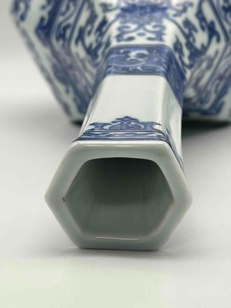 清乾隆時代　【大清乾隆年製】在銘　青花 染付花卉唐草文六方長頸瓶(B-75)