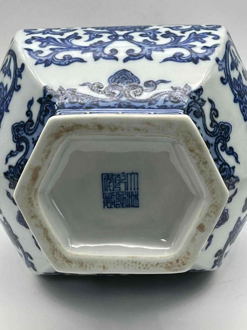 清乾隆時代　【大清乾隆年製】在銘　青花 染付花卉唐草文六方長頸瓶(B-75)