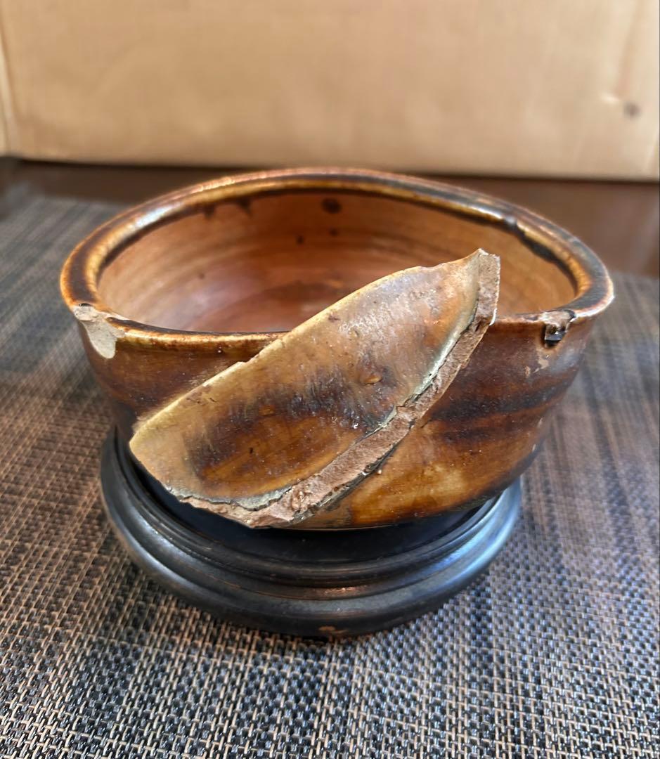 希少　桃山　掘の手（発掘品）菊花紋　織部　三つ足　香炉　飴釉（卯の花釉）