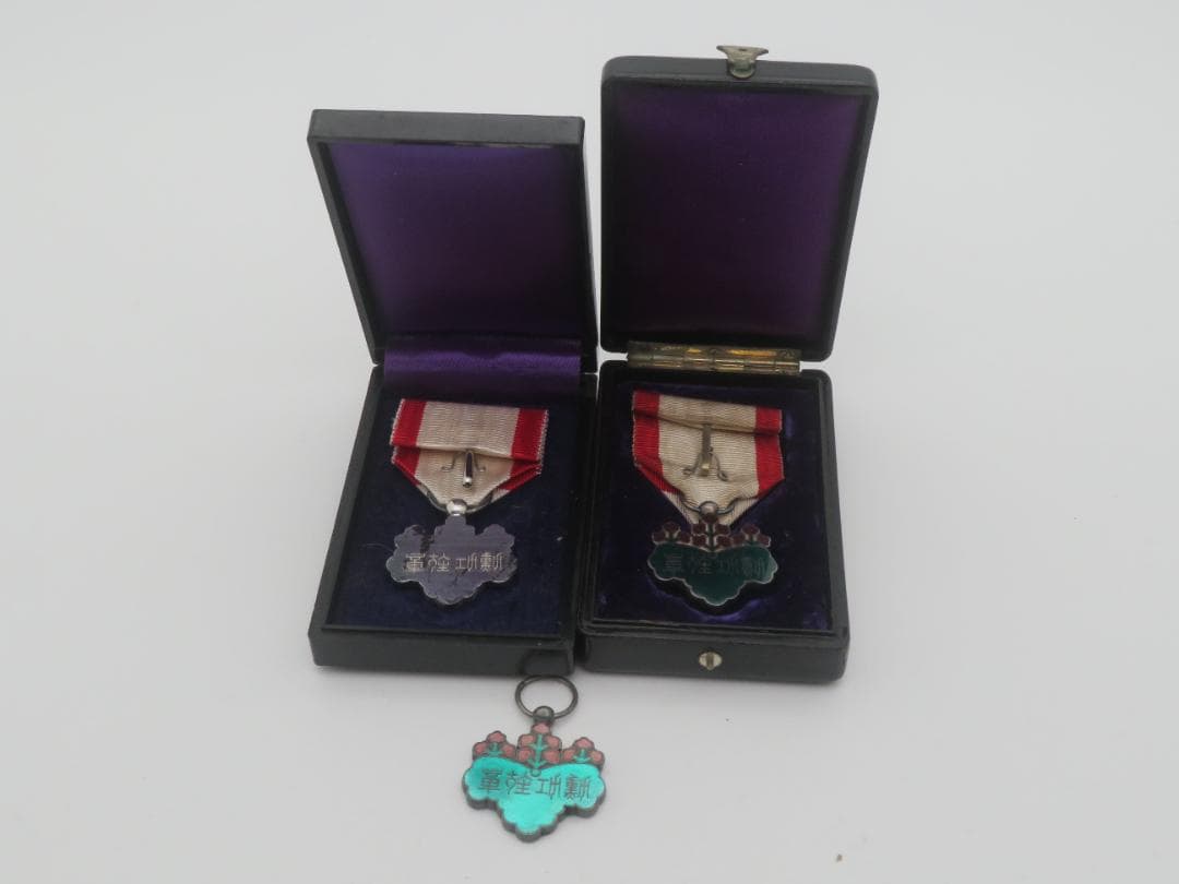 A18. 勲七等青色桐葉章　 記章 勲章 銀メダル3点