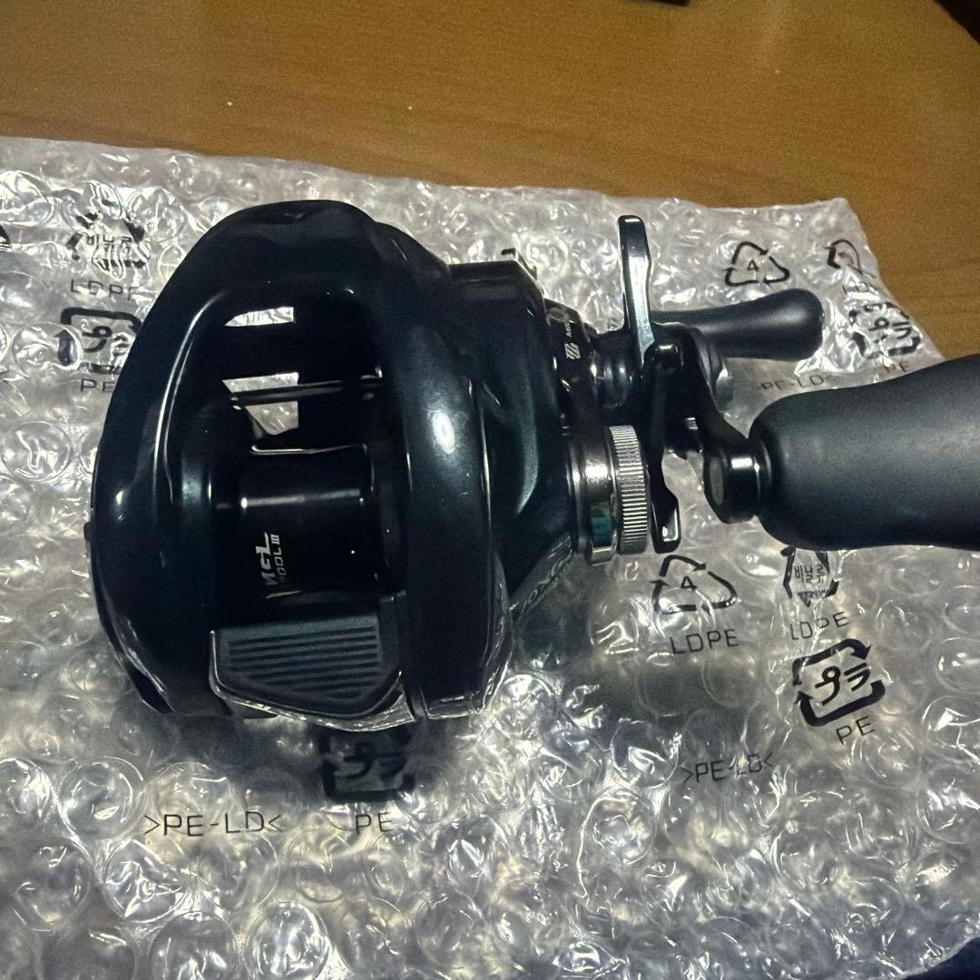 SHIMANO nium DC 70XG メタニウムDC (左)
