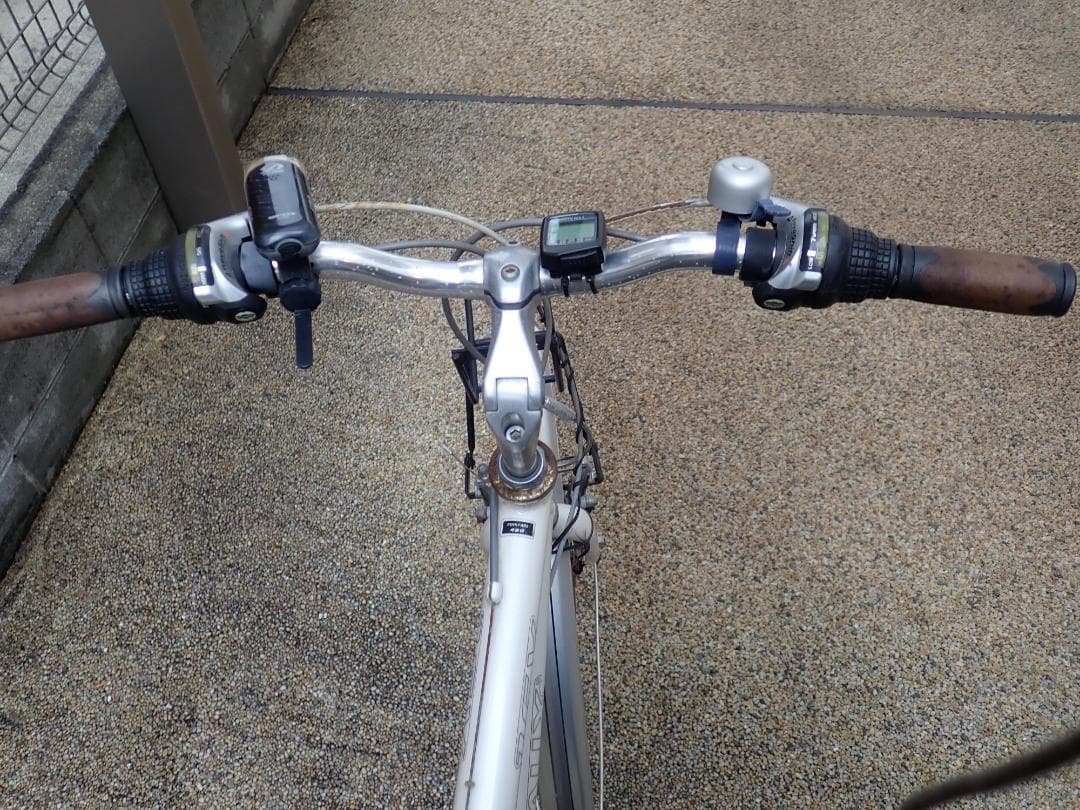 白いクロスバイク スポーツサイクル　アルミフレーム 27インチ　SHIMANO