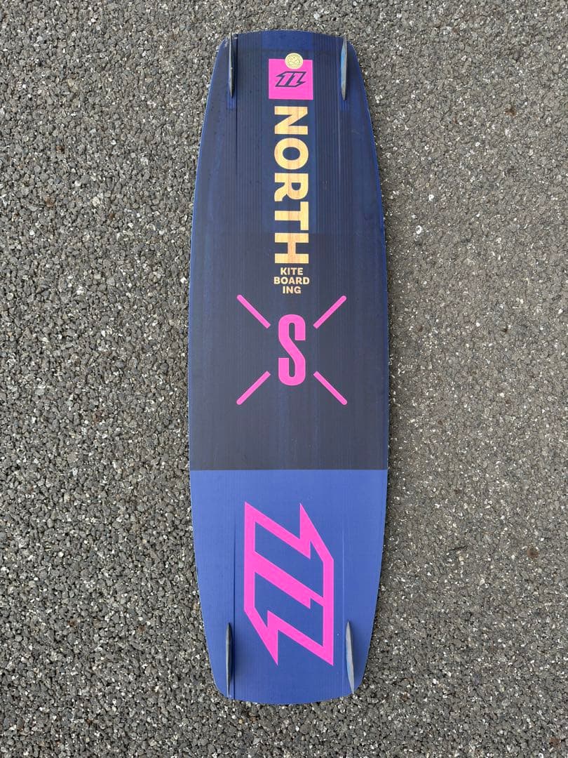 ノースカイトのカイトボード とデュオトーンのストラップ