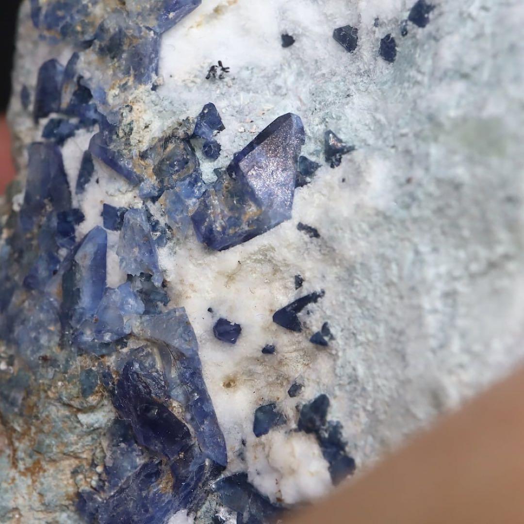 大きい！ベニトアイト ベニト石 271g BN282 鉱物 天然石 原石