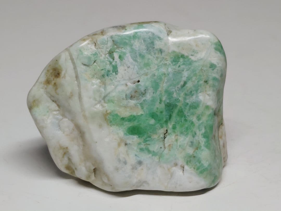 白緑 61g 翡翠 ヒスイ 原石 鑑賞石 自然石 誕生石 鉱物 鉱石 水石