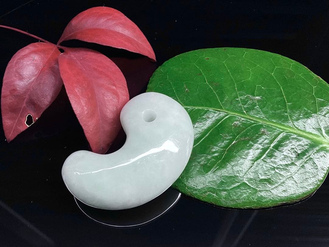 ✳特大　極上勾玉の一言です‼️親方おすすめ　糸魚川翡翠勾玉ジェダイト　鑑定機関書付