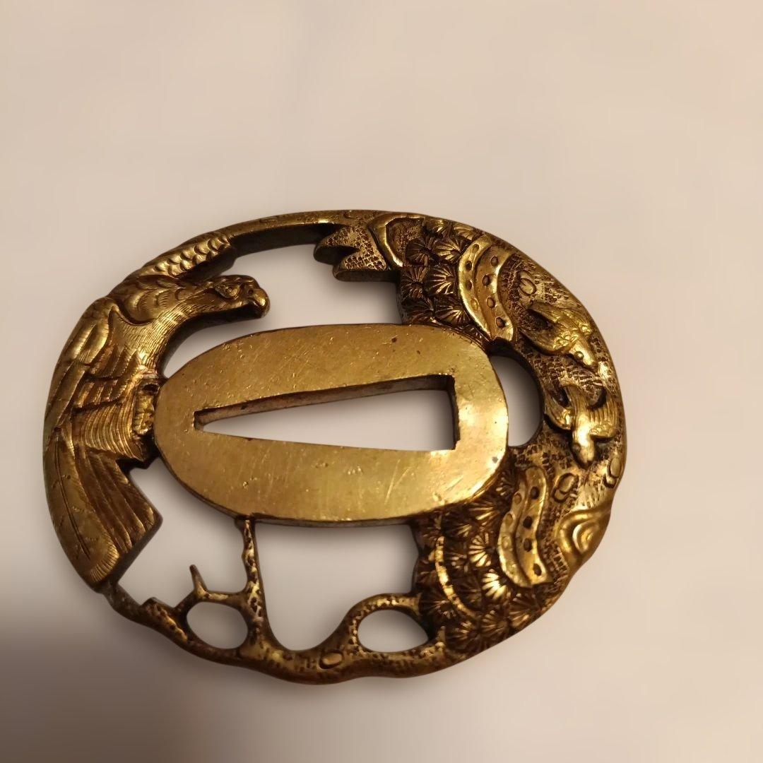 金色の波と鷹の鍔（つば）