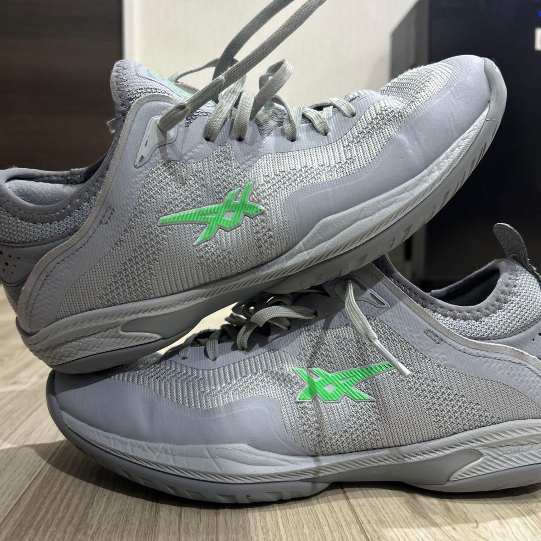 グレー バスケットボールシューズ メンズ