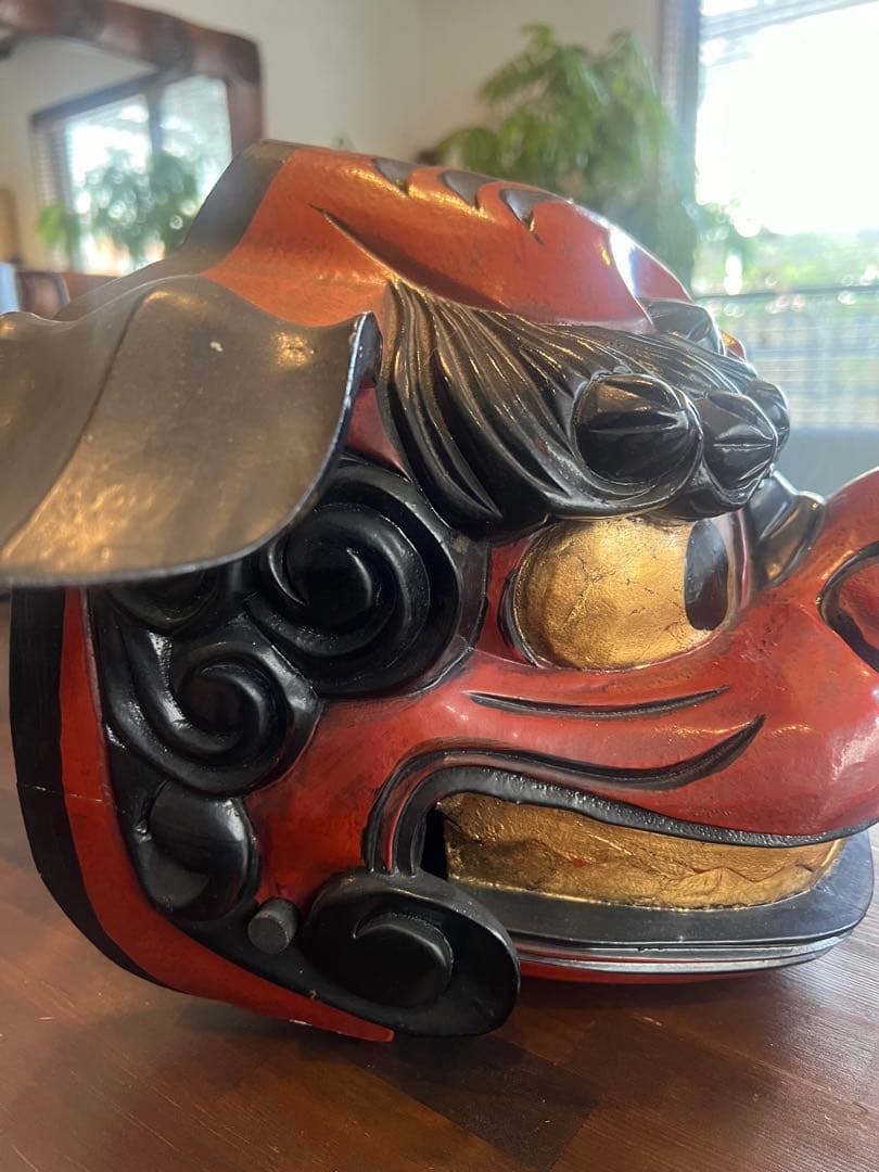 飛騨高山　木彫り　獅子舞　獅子頭 伝統的な獅子の面 赤黒金色装飾