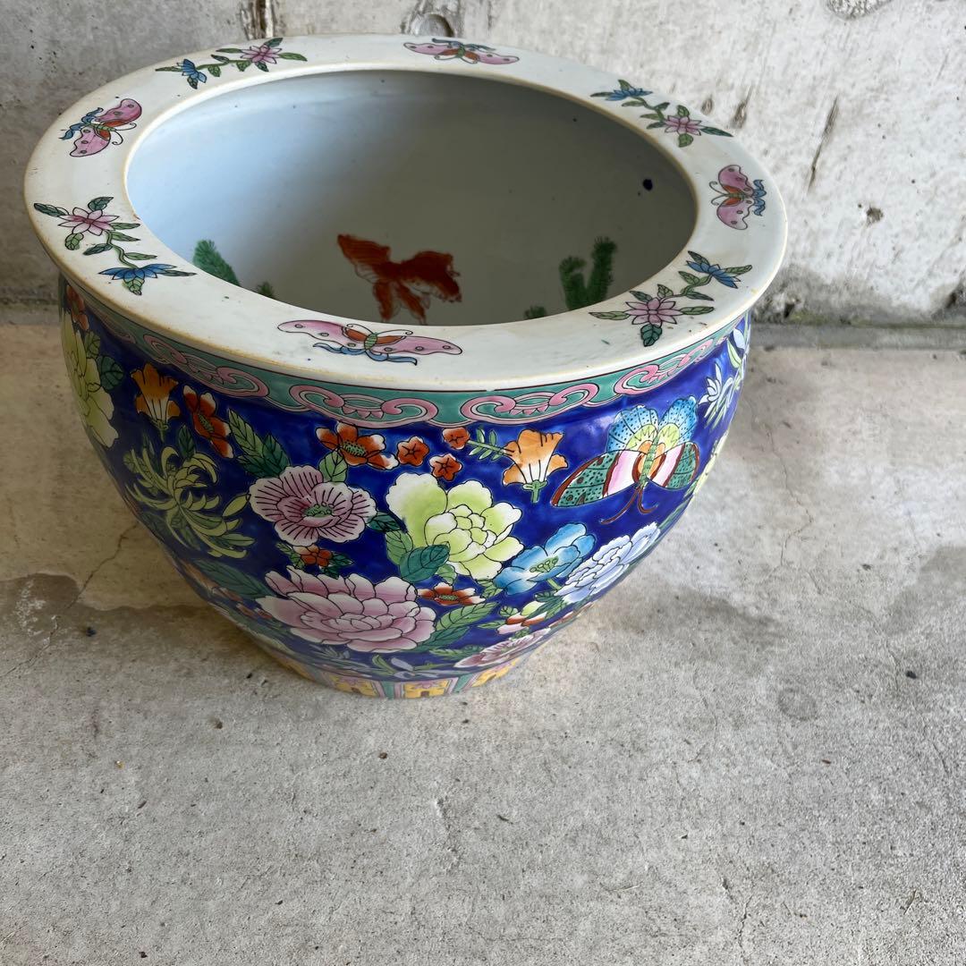 最終処伊万里金魚が泳ぐ絵柄十錦手火鉢大睡蓮鉢金魚鉢　カラフルな色合いと絵柄の良さ
