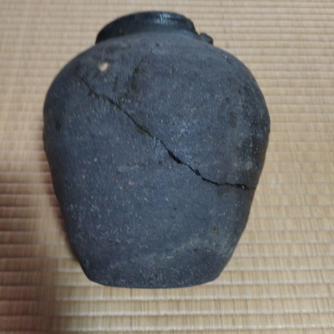 壺（鎌倉時代初期、発掘品）　黒い陶器の壺 約15cm　（破片以外は入手不可能）
