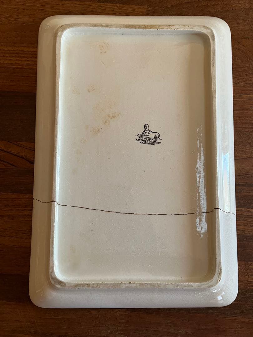 白磁のアンティーク皿。２０１１震災で割れたが購入したアンティーク店で金継ぎをした