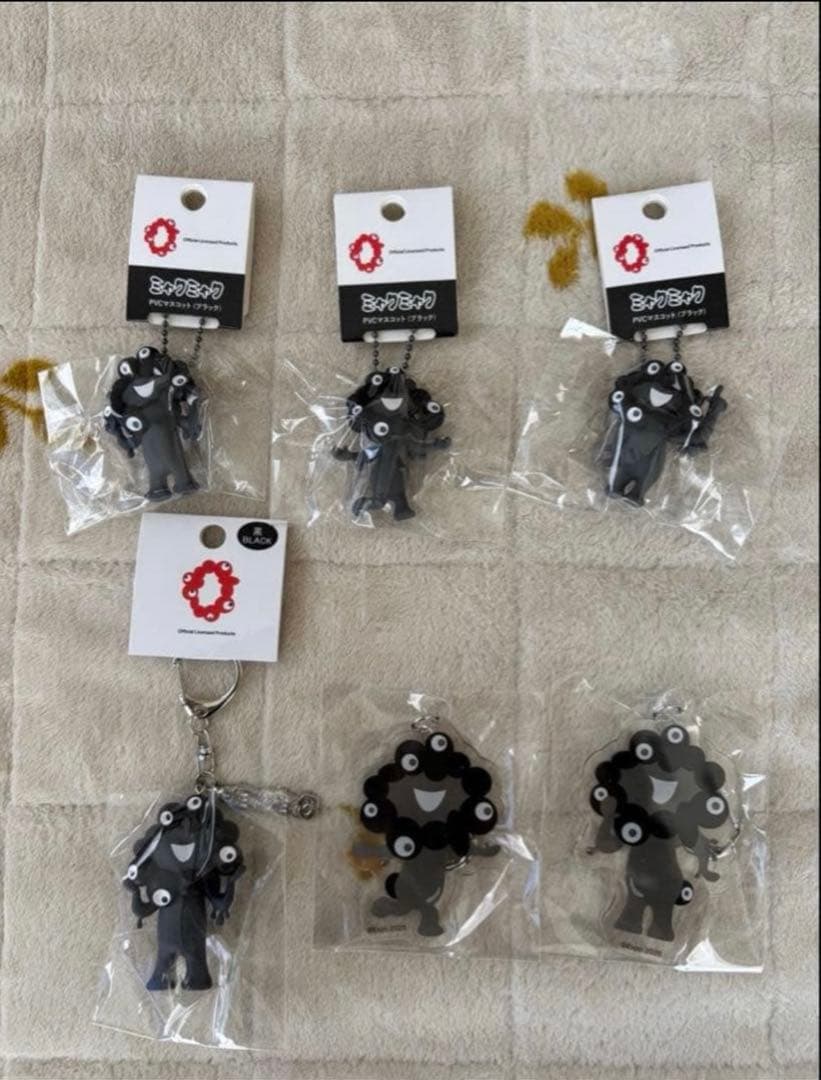 黒ミャクミャクPVCコンプセット➕タグ付き➕アクリルキーホルダー2種