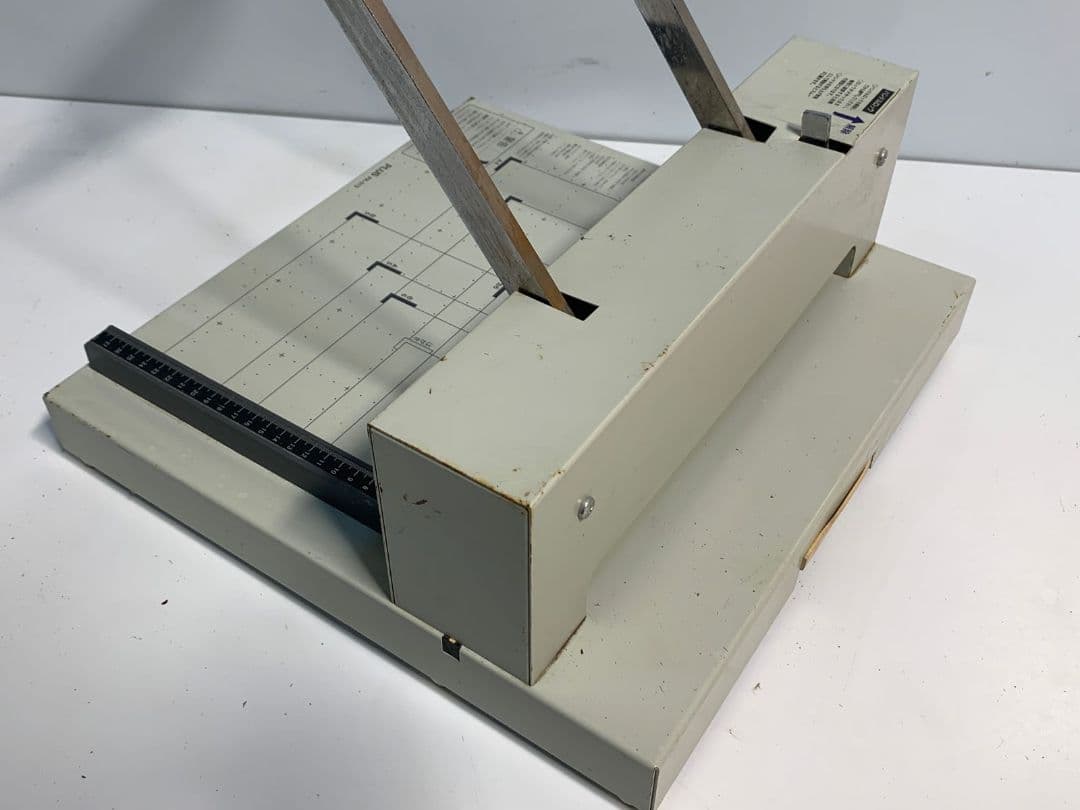 PLUS PK-513 手動式裁断機 A4対応 [動作確認済み 部品欠品]