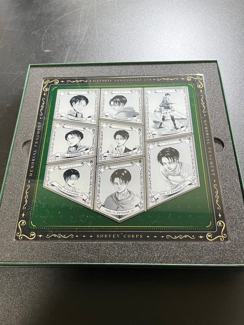 進撃の巨人　リヴァイ aniqueバースデー アクリルキーホルダー　豪華仕様　B