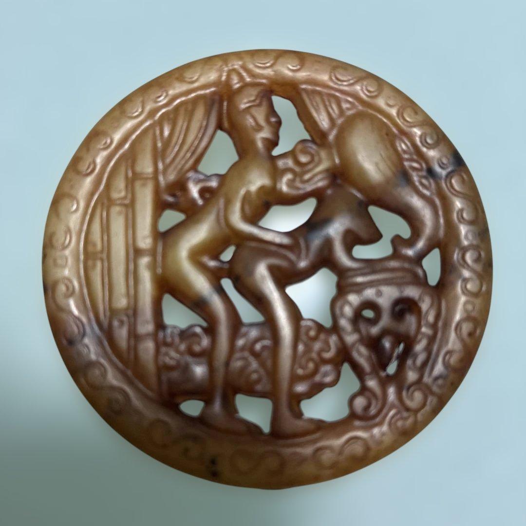 石彫刻 円形アート 人物と獣