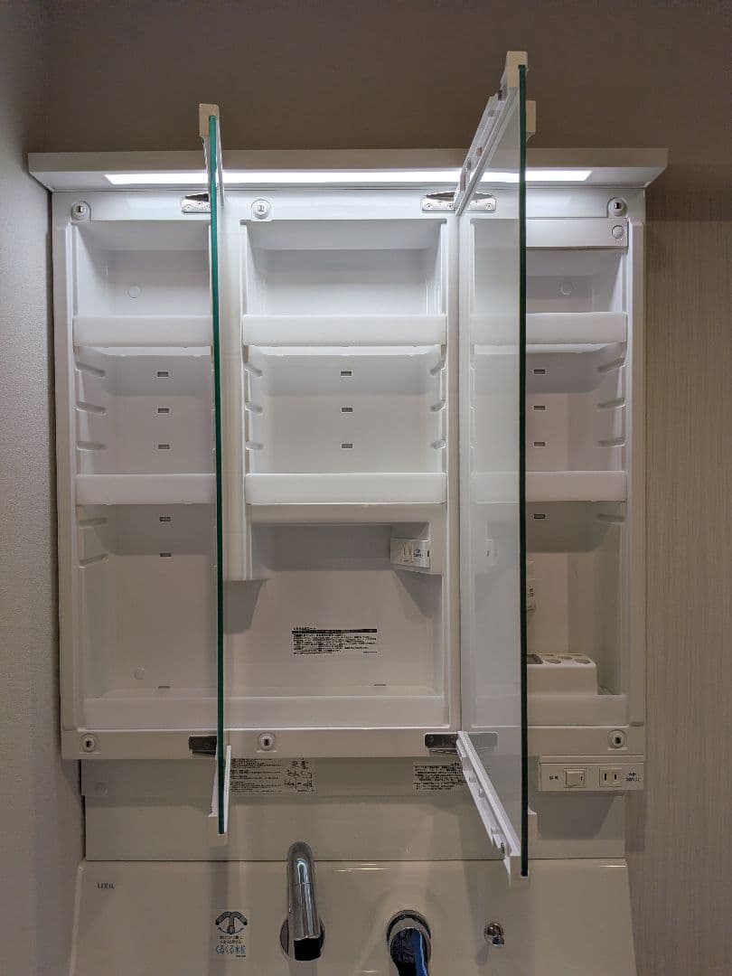 LIXIL　ピアラ　W750　LED照明付き三面鏡のみ