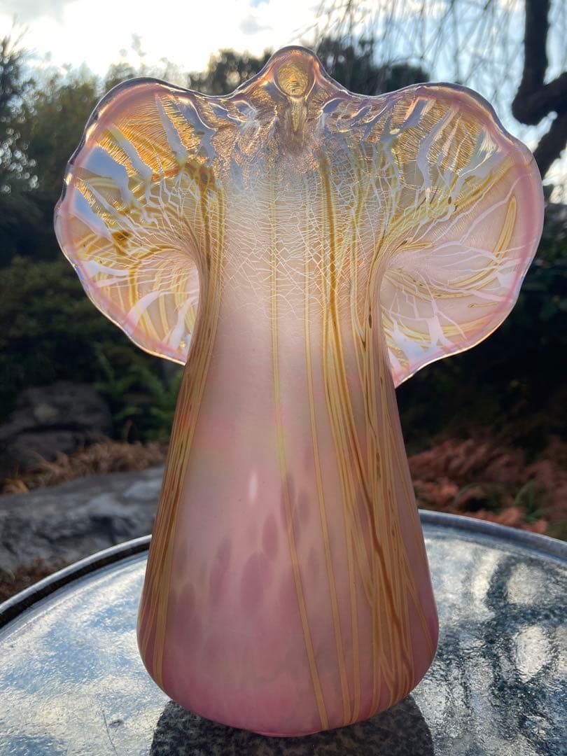 アートガラス ピンク 花瓶 フリルエッジ　乳白色仕上げ