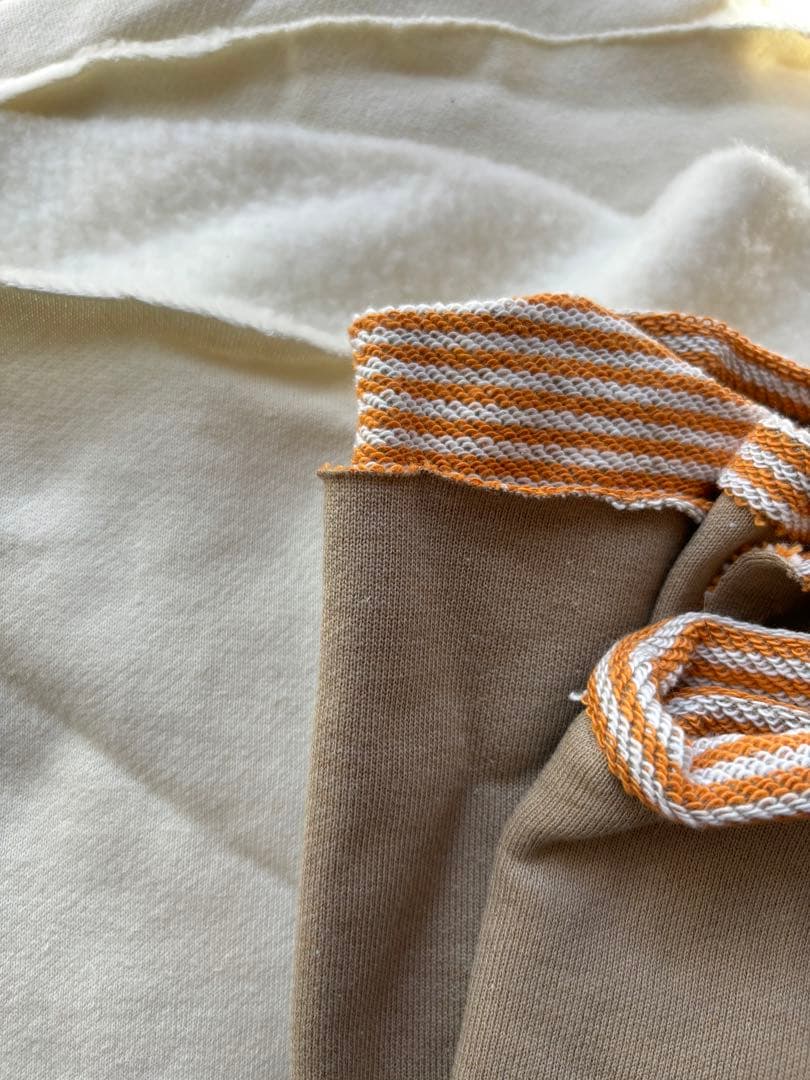 白、ベージュ、カーキ系