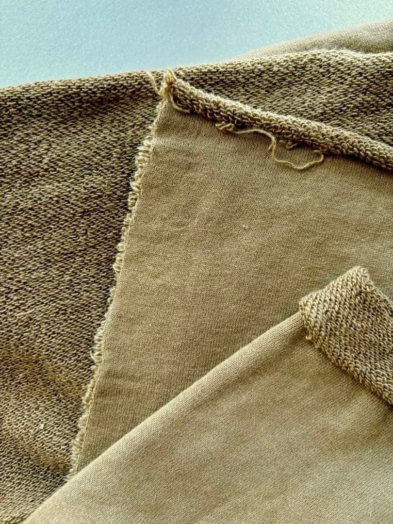 白、ベージュ、カーキ系