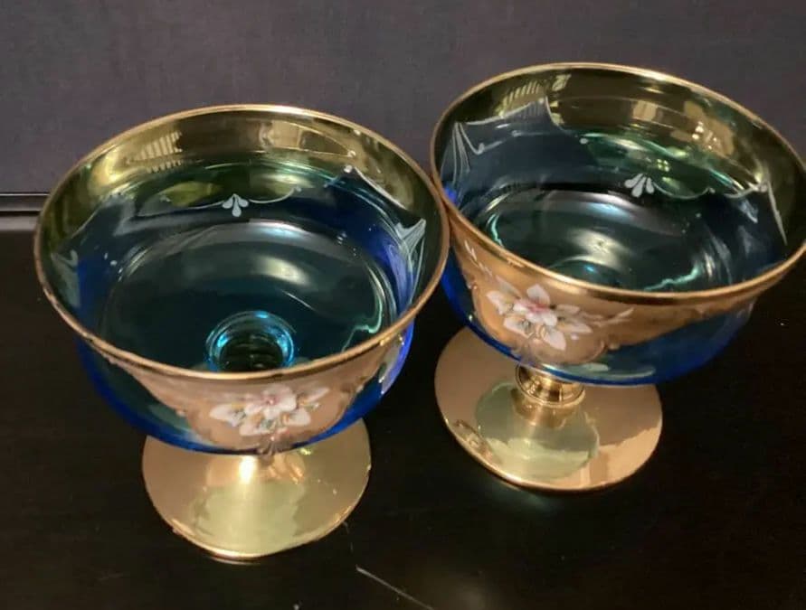 ベネチアングラス　金色とブルーのエレガントなデザインの手描き花柄グラス　①②