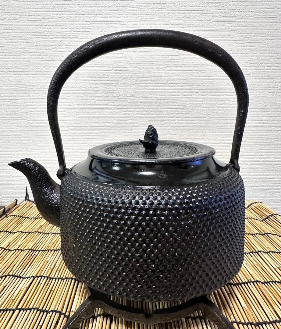 未使用品　成龍堂鋳造所 日本伝統工芸士 及川　齋（齋峰)造２２型アラレ　南部鉄瓶