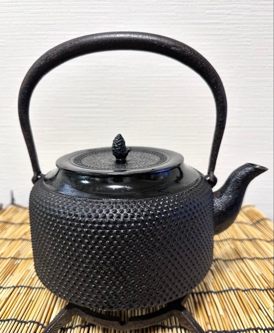 未使用品　成龍堂鋳造所 日本伝統工芸士 及川　齋（齋峰)造２２型アラレ　南部鉄瓶