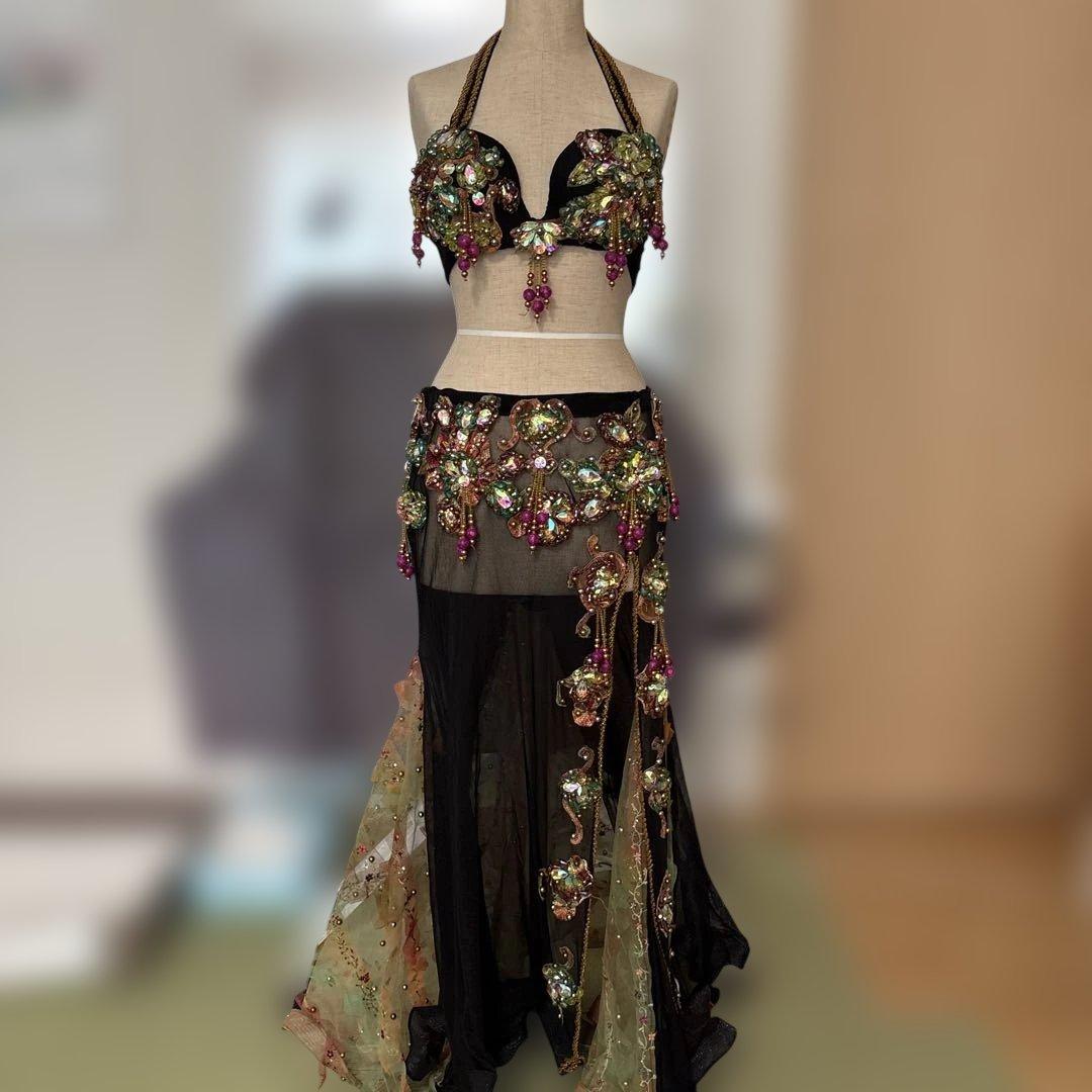 黒地にグリーン、オレンジを施したベリーダンスセットアップ