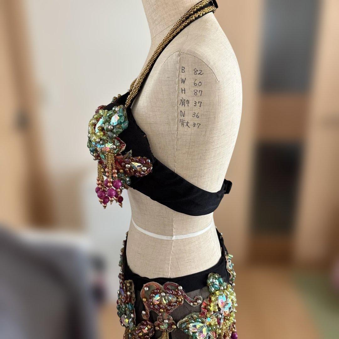 黒地にグリーン、オレンジを施したベリーダンスセットアップ