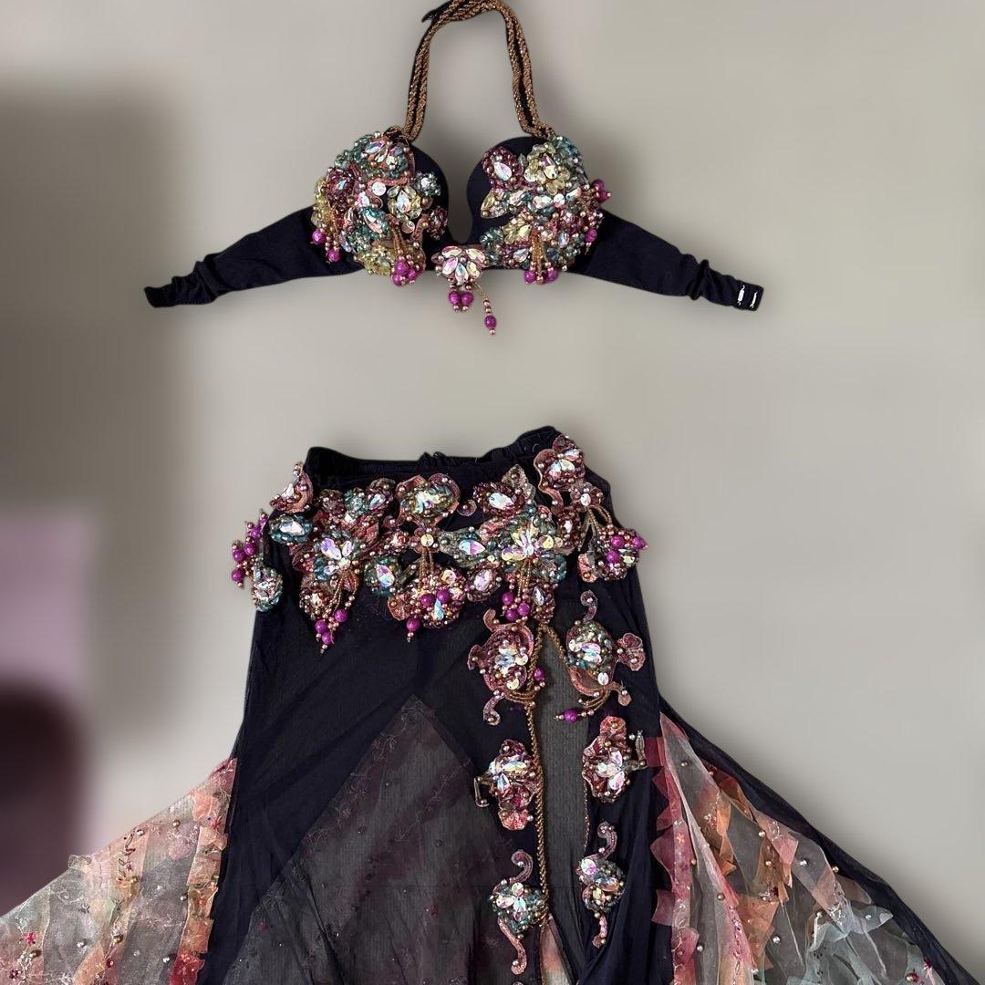 黒地にグリーン、オレンジを施したベリーダンスセットアップ