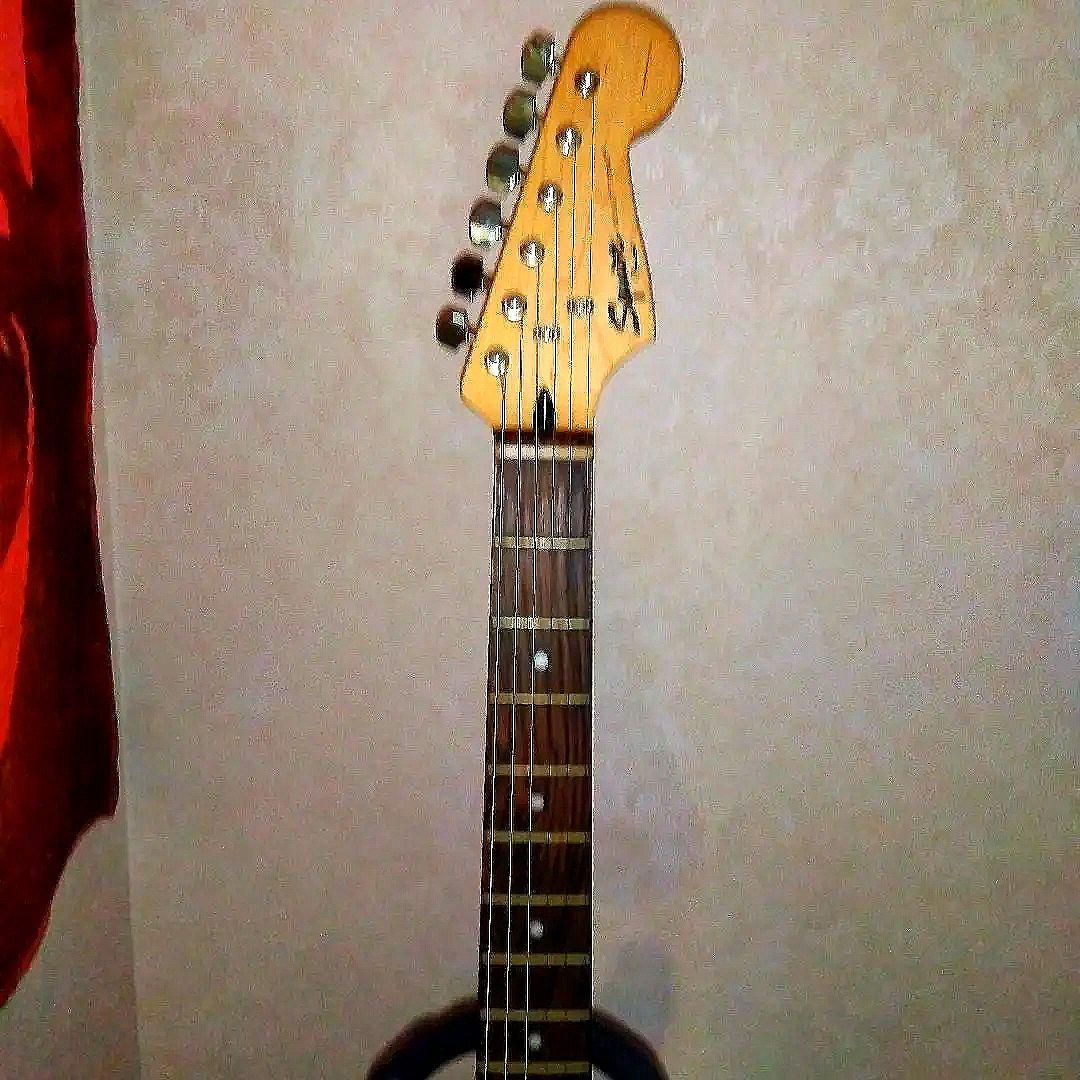 フェンダー スクワイア　ストラト美品　ショルダーケース、ストラップ付