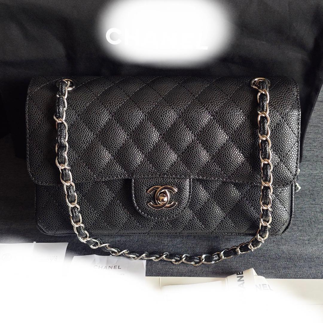 キルティングデザインのブラックレザーショルダーバッグ、シルバーチェーン付き。