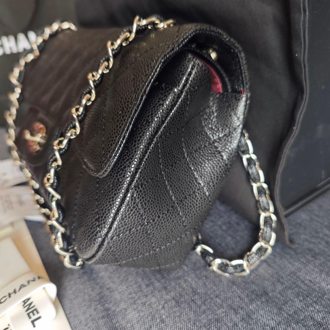 キルティングデザインのブラックレザーショルダーバッグ、シルバーチェーン付き。