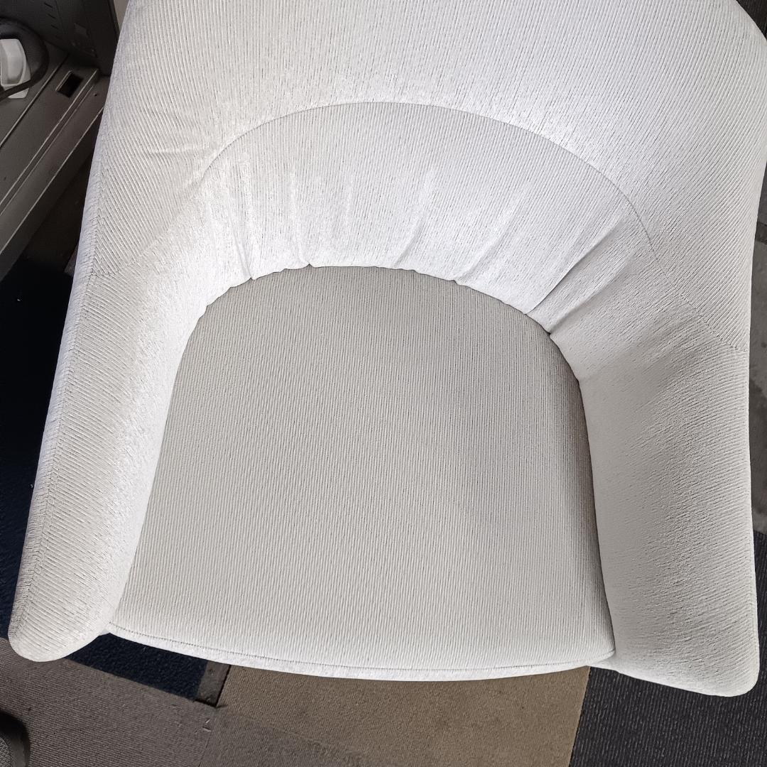 【展示品2025年製】オカムラ　シェリル　ラウンジチェア　パネル脚　ベージュ