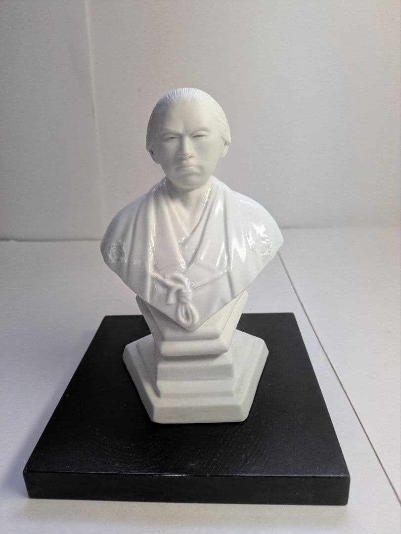 有田焼、十二代酒井田柿右衛門、『白磁坂本龍馬胸像』、銘有、箱無