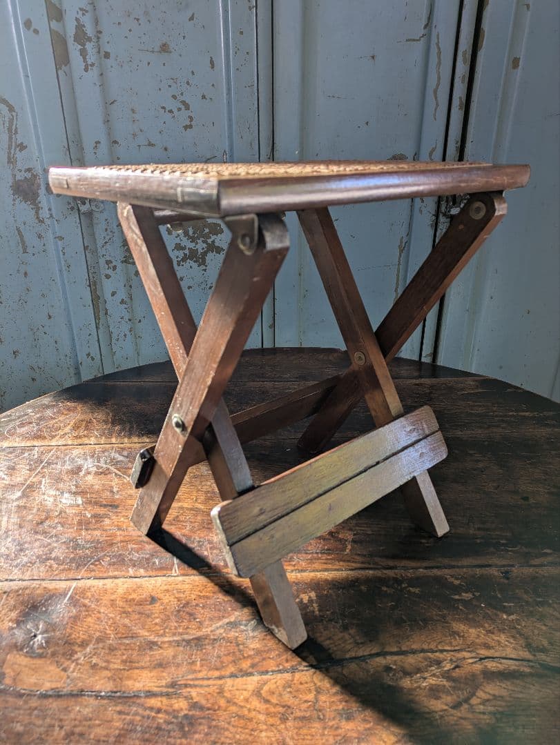 折りたたみ椅子　折りたたみスツール　飾り台　サイドテーブル　木製　レトロ　籐製