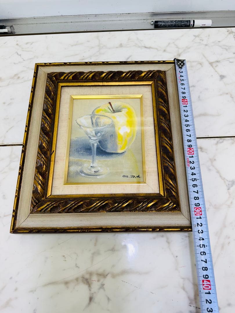 リンゴとカクテルグラスの油彩画
