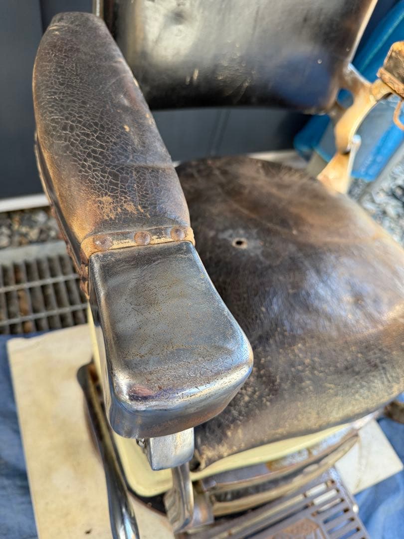 クラサワ 理容椅子 黒と白 足置き付き