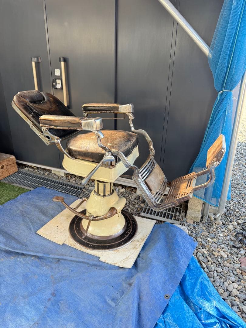 クラサワ 理容椅子 黒と白 足置き付き