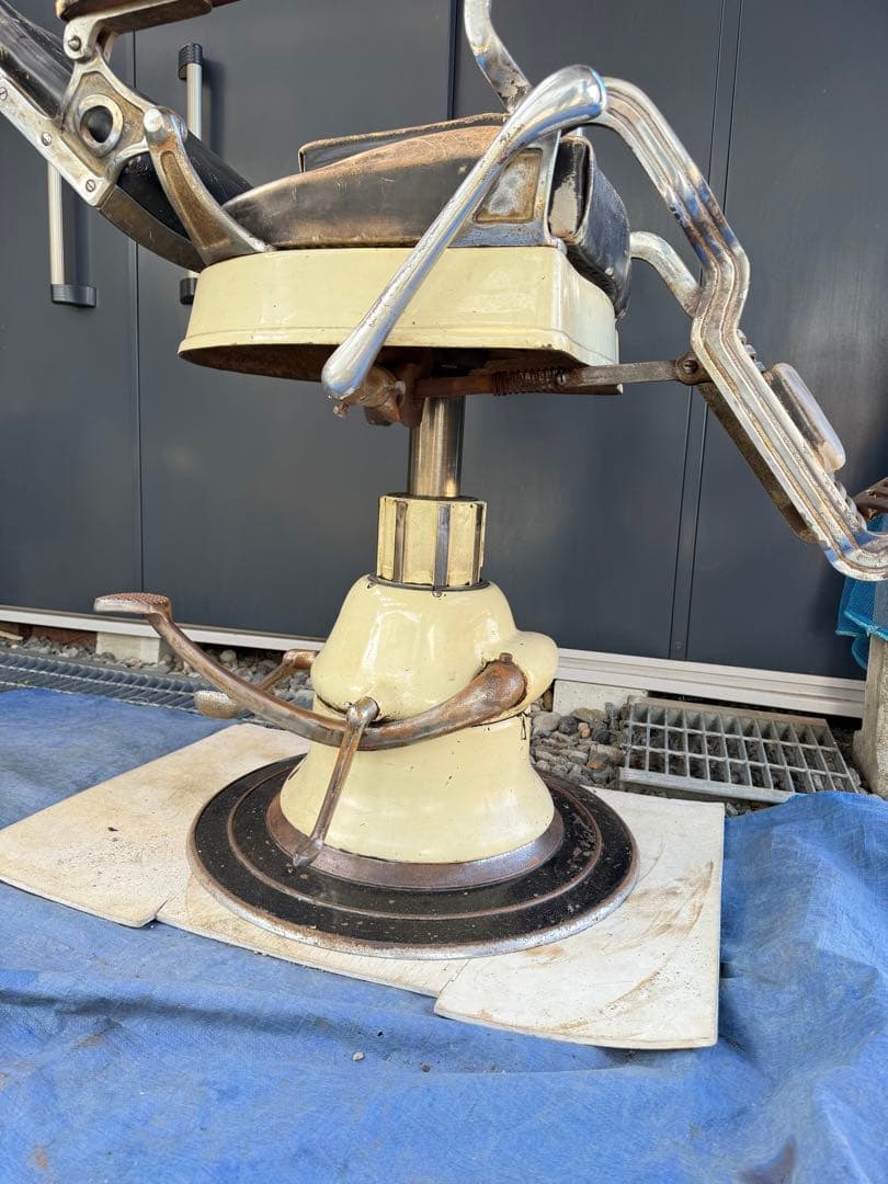 クラサワ 理容椅子 黒と白 足置き付き