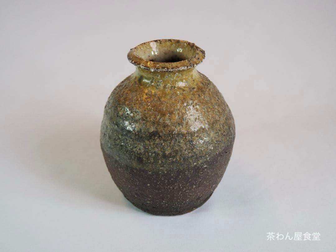 14代坂倉新兵衛造『萩焼うづくまる灰被掛花入』（共箱）