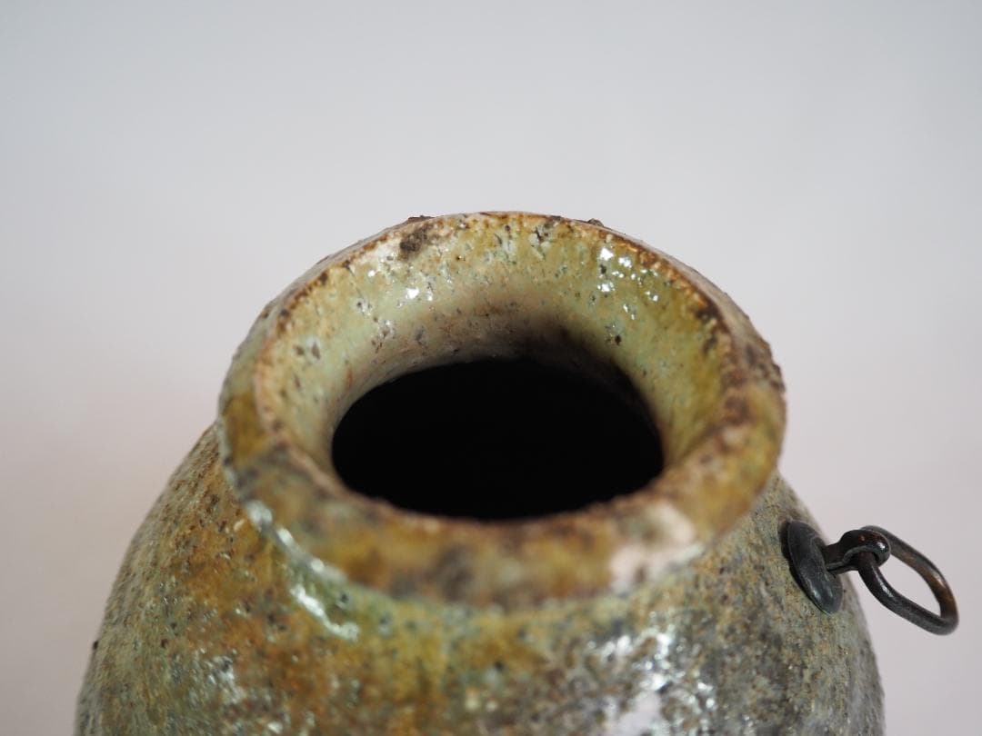 14代坂倉新兵衛造『萩焼うづくまる灰被掛花入』（共箱）