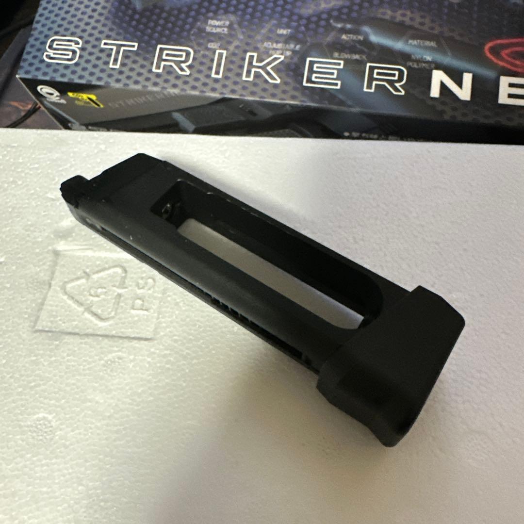 値下げ歓迎STRIKER NEUN CO2ガスガン 6mm BB弾付き