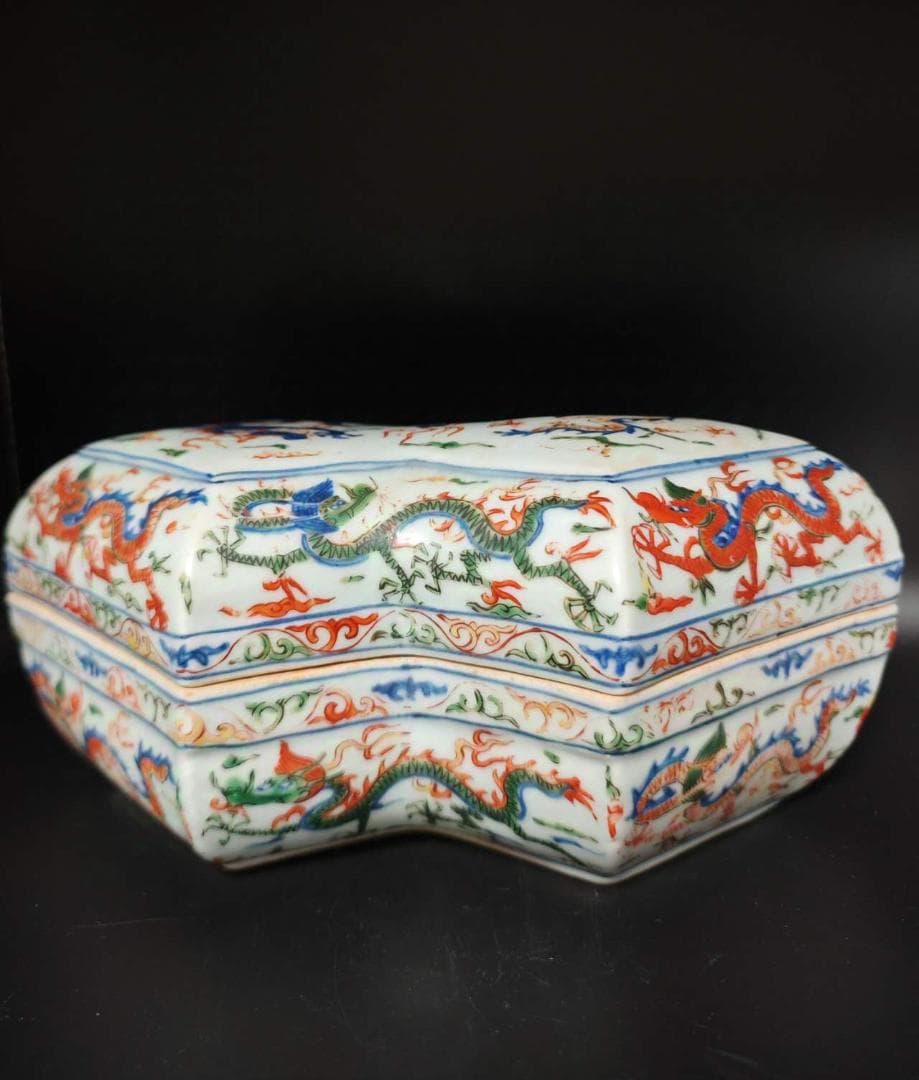 大明隆慶年製　五彩双龍紋蓋箱 官窯物(E-20)