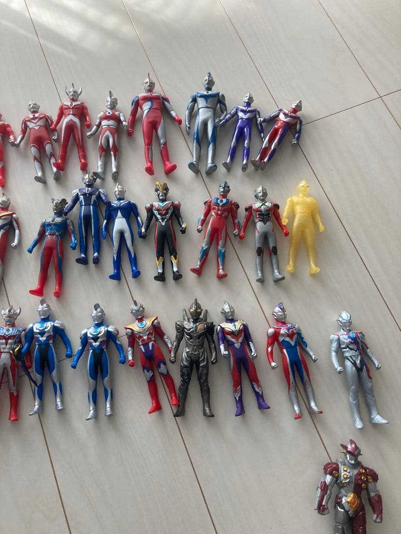 ウルトラマンフィギュア47体、怪獣27体、ロボ2体、ソフビワールド、射的セット