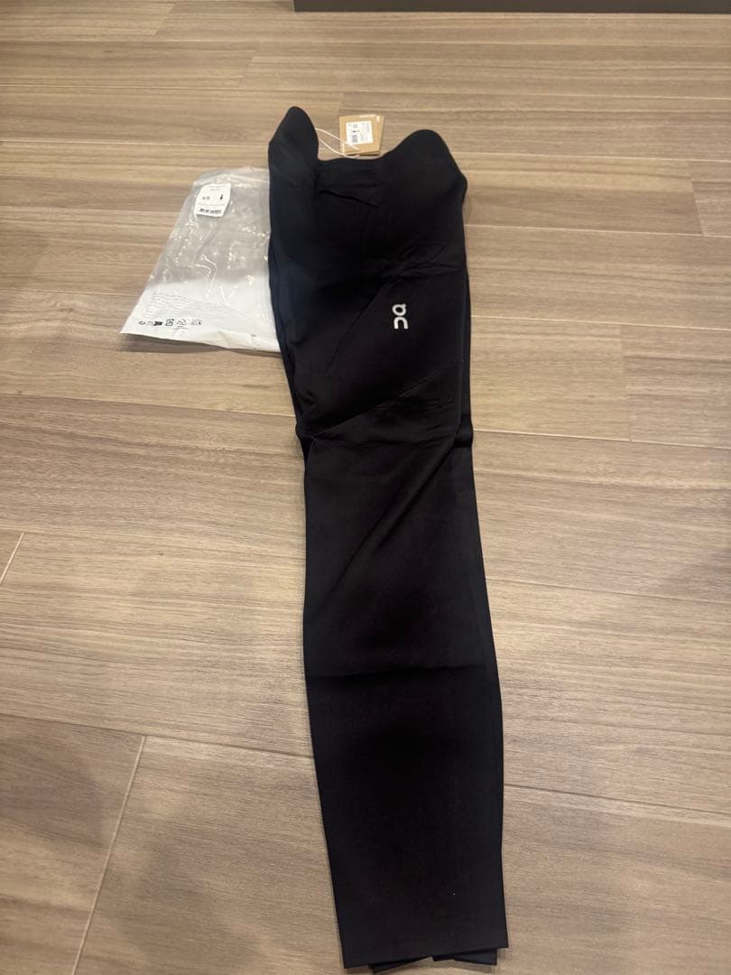 新品未着用On トレインタイツ7/8 ブラック　XS
