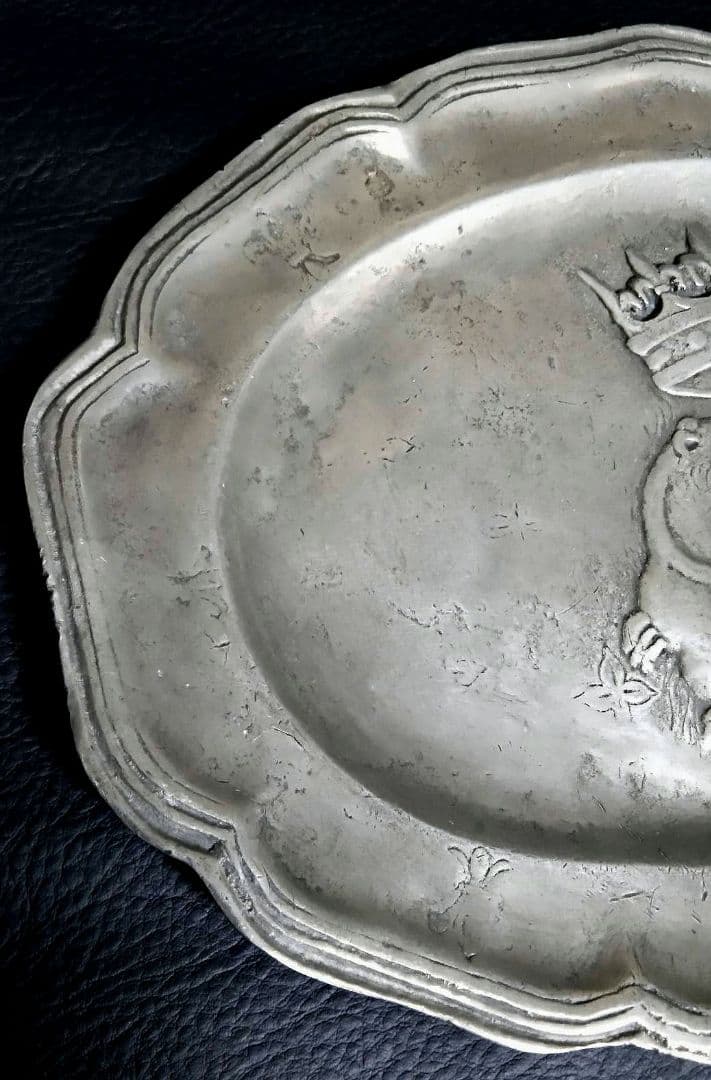 フランスアンティーク　ピューター 花リムプレート　王冠　百合紋章