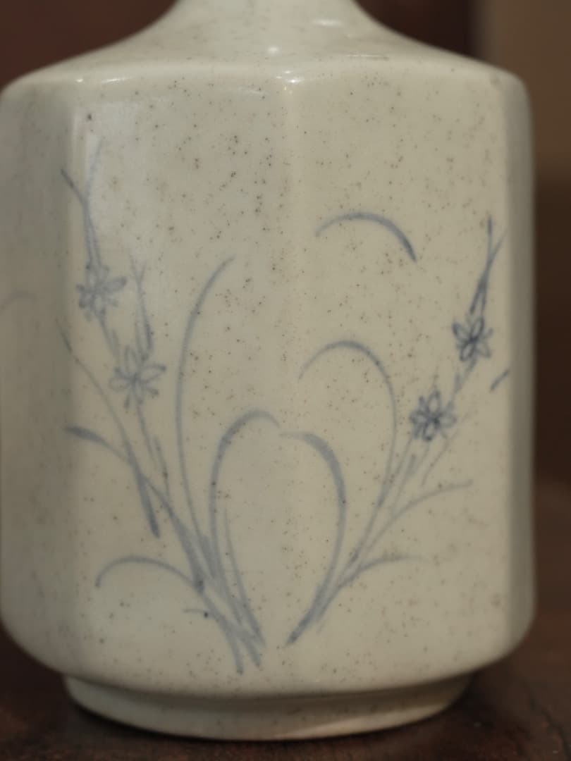 李朝染付　秋草紋　面取徳利　白磁　花瓶　Q1220